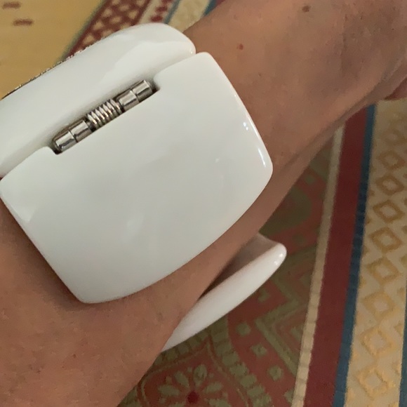 Butler designed hinged bangle - Picture 3 of 4